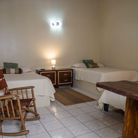 Hotel Y Cabinas Del Tropico Guapiles Ngoại thất bức ảnh