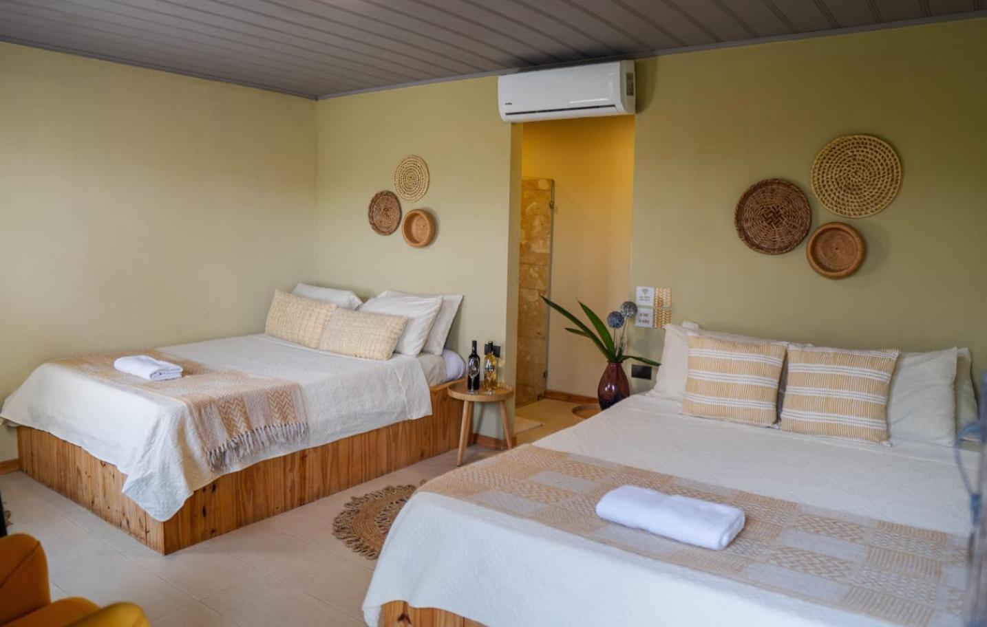 Hotel Y Cabinas Del Tropico Guapiles Ngoại thất bức ảnh