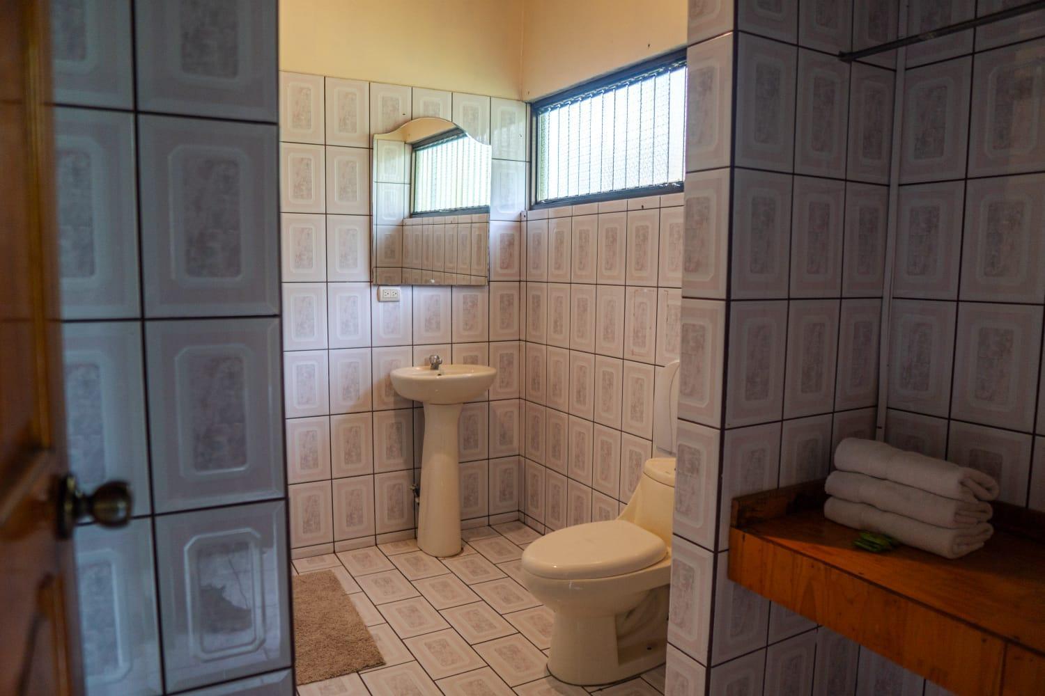 Hotel Y Cabinas Del Tropico Guapiles Ngoại thất bức ảnh